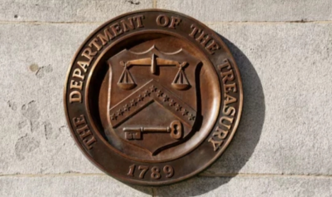MAN ARRESTED AFTER CLIMBING GATE AT U.S TREASURY BUILDING