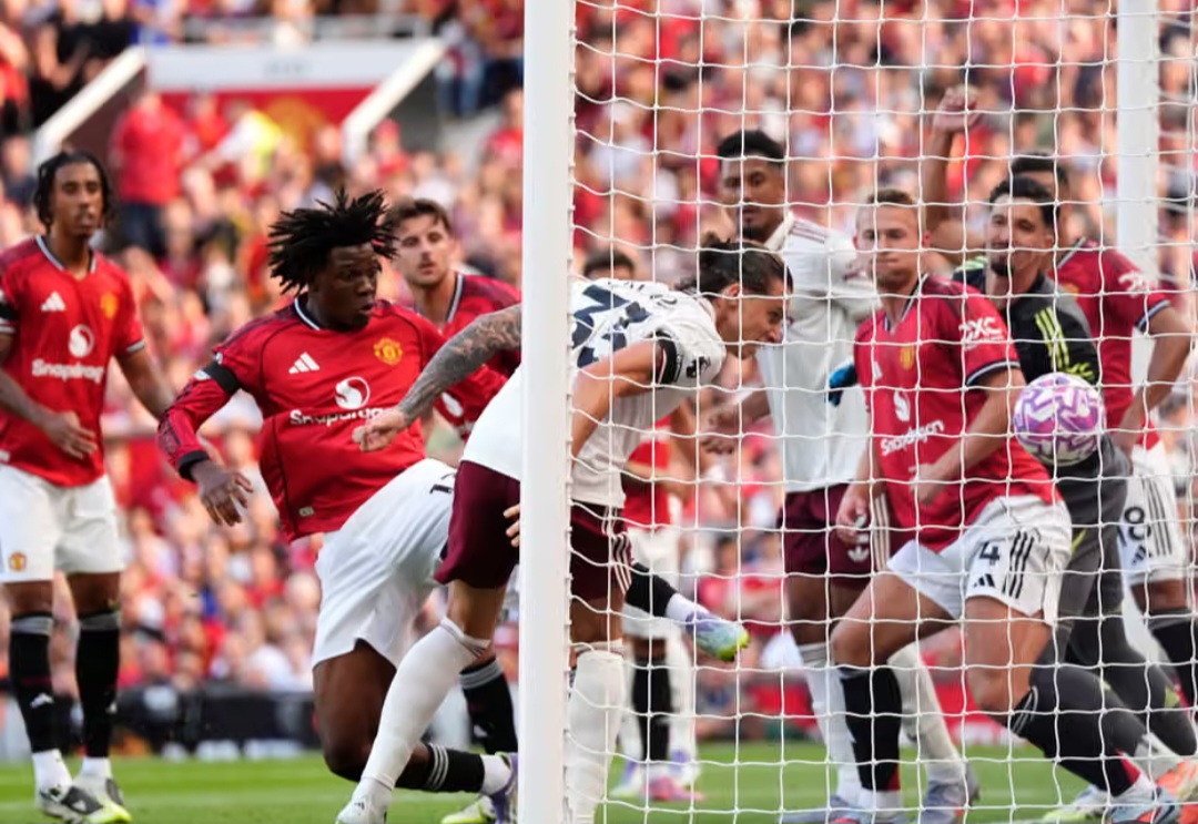 ARSENAL EDGE MANCHESTER UNITED IN PREMIER LEAGUE OPENER