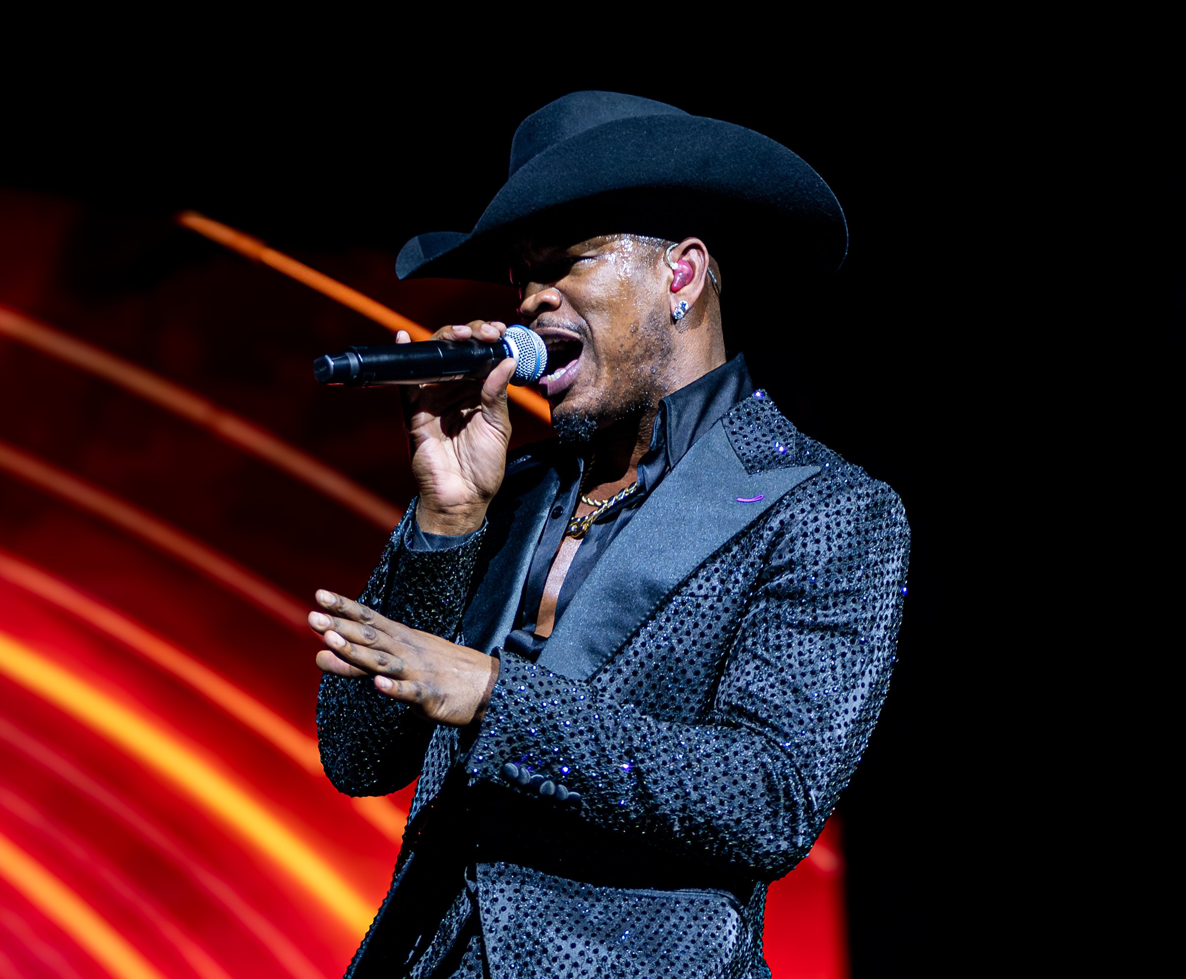 NE-YO ROCKS AS FANS FUME OVER DISAPPOINTMENT DESPITE COSTLY PAY