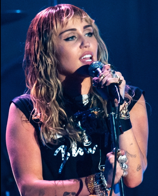 MILEY CYRUS AMONG ARTISTS SET TO RECIEVE STAR ON THE HOLLYWOOD WALK OF FAME