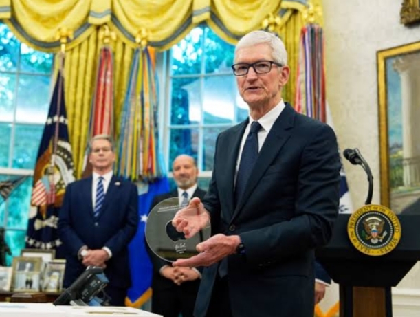 APPLE CEO TIM COOK GIFTS TRUMP PLAQUE WITH 24K GOLD BASE